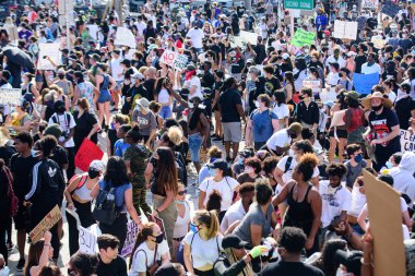 Miami Downtown, FL, ABD - 31 Mayıs 2020: Protestocular, beyaz bir polis memurunun silahsız bir siyahi adamı öldürmekle suçlanmasının ardından ABD 'nin dört bir yanındaki sokaklara döküldü.