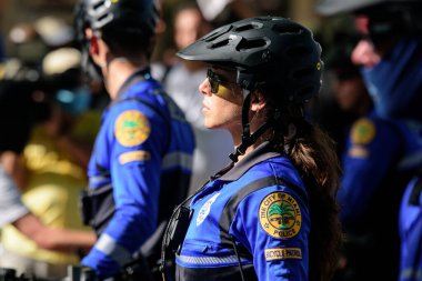 Miami Downtown, FL, ABD - 31 Mayıs 2020: ABD devriye polisi. Kadın polis memuru..