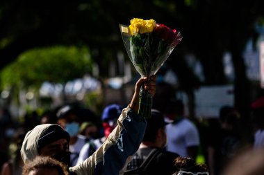 Miami Downtown, FL, ABD - 31 Mayıs 2020: Çiçekler gösteride. George Floyd 'un ölümünden sonra insanlar gösteriye gitti..