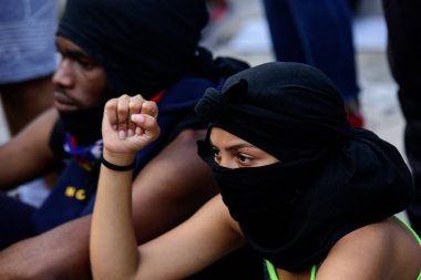 Miami Downtown, FL, ABD - 31 Mayıs 2020: kadın dövüşçü. İnsan hakları. Yumruk at..