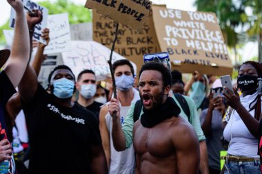 Miami Downtown, FL, ABD - 31 Mayıs 2020: Siyahların Yaşamı Önemli. Birçok Amerikan vatandaşı George Floyd 'un ölümüne karşı barışçıl protestolara katıldı: insanlar protesto ediyorlar. Beyaz ve siyah birlikte..