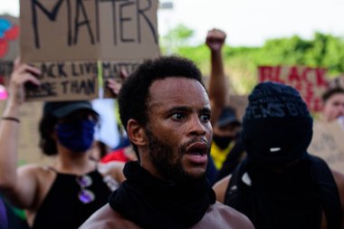 Miami Downtown, FL, ABD - 31 Mayıs 2020: Siyahların Yaşamı Önemli. Birçok Amerikan vatandaşı George Floyd 'un ölümüne karşı barışçıl protestolara katıldı: insanlar protesto ediyorlar. Beyaz ve siyah birlikte..