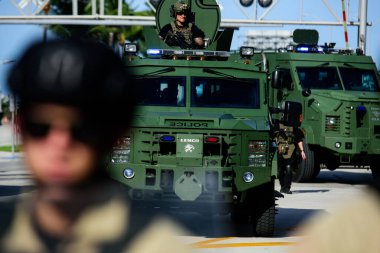 Miami Downtown, FL, ABD - 31 Mayıs 2020: ABD polisi ve askeri.