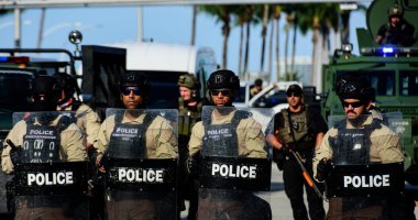 Miami Downtown, FL, ABD - 31 Mayıs 2020: Siyah ve Beyaz Polis Memurları.