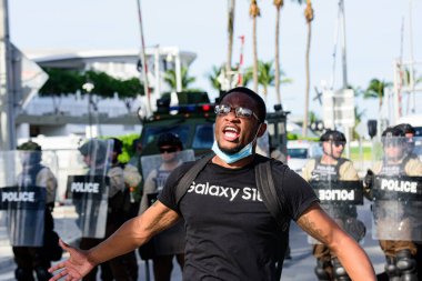 Miami Downtown, FL, ABD - 31 Mayıs 2020: siyah adam ve polis. Protestocular, George Floyd 'un protestoları ve beyaz bir polis memurunun şiddet uygulamasına karşı şehir merkezinde toplandılar..