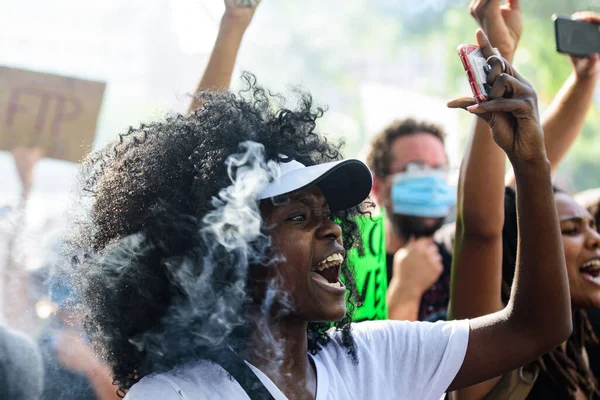 Miami Downtown, FL, USA - MÁJUS 31, 2020: Gyönyörű fekete nő tiltakozik. A fekete élet számít. Sok amerikai békés tüntetésre indult az USA-ban George Floyd halála ellen.. — Stock Fotó