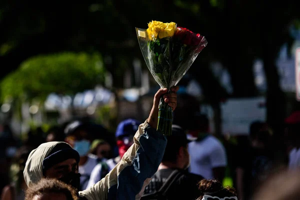 Miami Downtown, FL, USA - MAY 31, 2020: Flowers at the demonstration. People went to the demonstration after the George Floyd death. — Stock Photo, Image