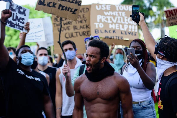 マイアミダウンタウン、アメリカ- 2020年5月31日:人種差別に反対するデモで叫んでいる黒人男性. — ストック写真