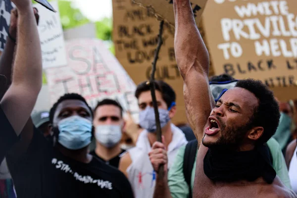 Miami Downtown, FL, USA - MAJ 31, 2020: Brutalne protesty przeciwko śmierci George 'a Floyda w areszcie policyjnym. Amerykańskie miasta obawiają się więcej zniszczenia, gdy protestujący wściekają się na brutalność policji.. — Zdjęcie stockowe