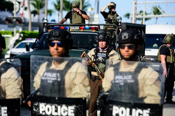 Miami Downtown, FL, ABD - 31 Mayıs 2020: Kalkanları ve silahları olan polis memurları. — Stok fotoğraf