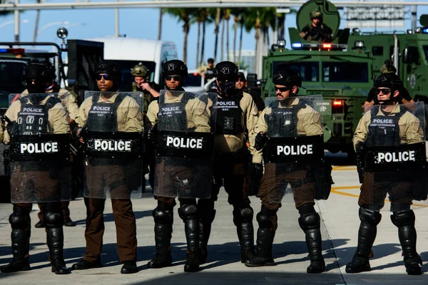 Miami Downtown, FL, ABD - 31 Mayıs 2020: Miami 'de polis memurları. Şehir savunması. — Stok fotoğraf