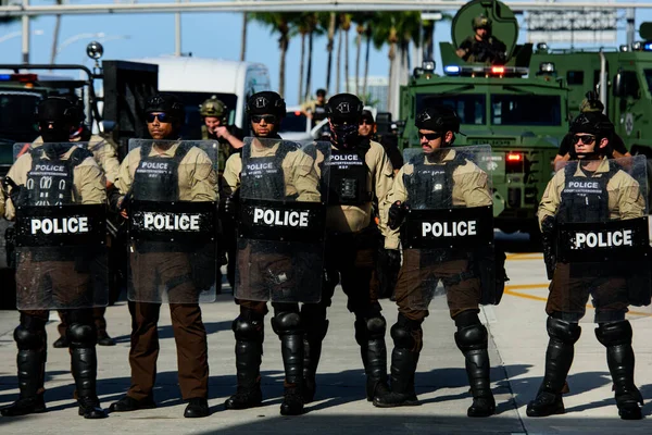 Miami Downtown, FL, ABD - 31 Mayıs 2020: Miami 'de polis memurları. Şehir savunması.