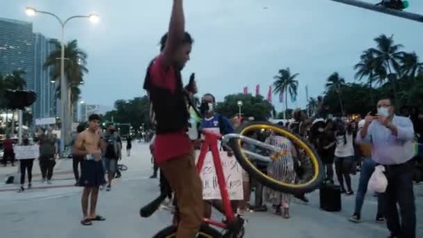 Miami Downtown, FL, Estados Unidos - 7 de junio de 2020: Un negro talentoso en bicicleta durante las protestas en las calles de Miami . — Vídeo de stock