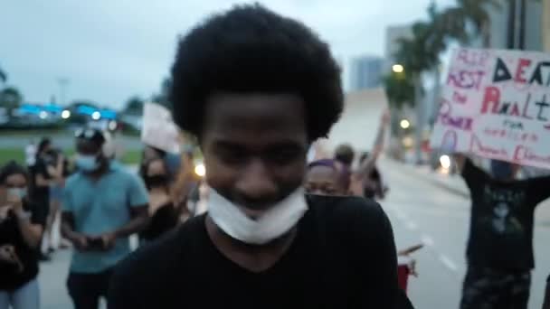 Miami Downtown, FL, Estados Unidos - 7 de junio de 2020: Los negros bailan durante las protestas en las calles de Miami. Manifestaciones contra el racismo. Gente negra feliz optimista . — Vídeo de stock