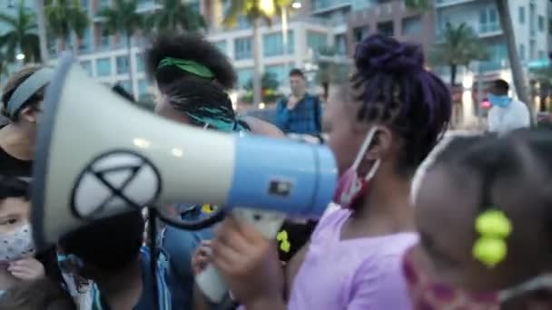 Miami Downtown, FL, Estados Unidos - 7 de junio de 2020: Familia negra con niños durante una manifestación contra el racismo. Chica de la escuela habla con el orador en la protesta . — Vídeos de Stock