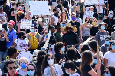 Miami Downtown, FL, ABD - 31 Mayıs 2020: Siyahların Yaşamı Önemli. Birçok Amerikan vatandaşı George Floyd 'un ölümüne karşı barışçıl protestolara katıldı: insanlar protesto ediyorlar. Beyaz ve siyah birlikte..