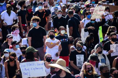 Miami Downtown, FL, ABD - 31 Mayıs 2020: Siyahların Yaşamı Önemli. Birçok Amerikan vatandaşı George Floyd 'un ölümüne karşı barışçıl protestolara katıldı: insanlar protesto ediyorlar. Beyaz ve siyah birlikte..