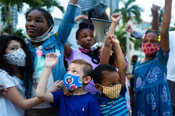 マイアミ、フロリダ、米国- 2020年6月7日:白と黒の子供たちは、米国での抗議活動を開始します。人種差別に反対する子どもたち. — ストック写真