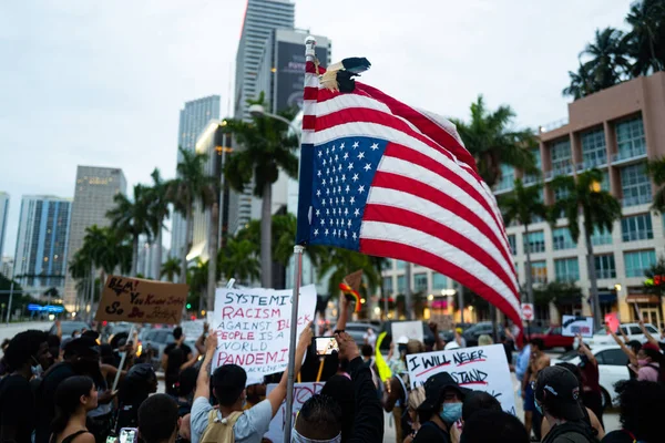Miami, FL, USA - JUNE 7, 2020: George Floyd protests in US. 조지 플로이드의 죽음에 대한 정의를 요구하는 마이애미의 평화적 행진. 미국에서 대규모 시위. 인종 차별에 반대하는 백인 과 흑인. — 스톡 사진