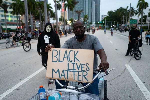 Black Lives Matter. Mnoho Američanů odešlo v USA na pokojné protesty proti smrti George Floyda: lidé protestují. Bílá a černá dohromady. — Stock fotografie