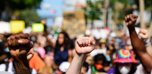 Miami Downtown, FL, USA - MAY 31, 2020 년 5 월 31 일 : White fist close to black one. 백인 과 흑인 이 함께 인종 차별에 항의하다. — 스톡 사진