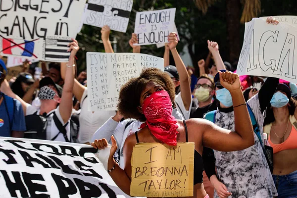 Miami Downtown, FL, USA - MÁJUS 31, 2020: Fekete nő tiltakozik a rasszizmus ellen. Breonna Taylor Emléktüntetés. — Stock Fotó