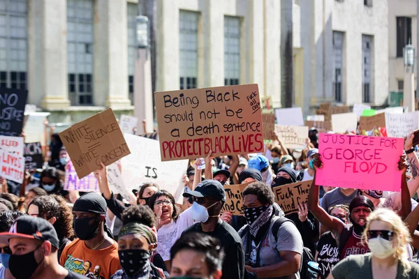 Miami Downtown, FL, USA - 31 MAI 2020 : Affiche noire. Black Lives Matter. Beaucoup de gens américains sont allés à des manifestations pacifiques aux États-Unis contre la mort de George Floyd . — Photo