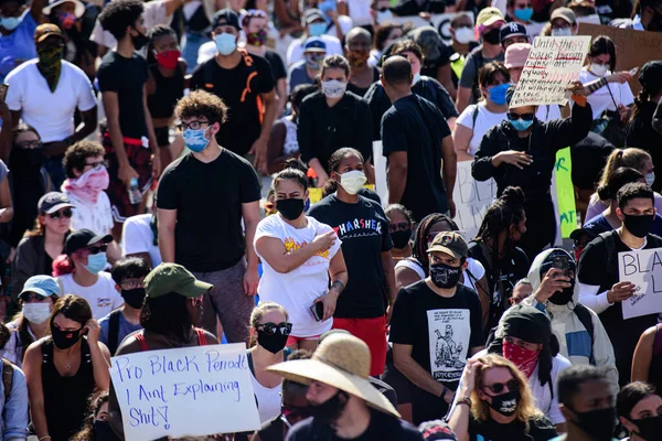 Miami Downtown, FL, USA - 31 maggio 2020: Black Lives Matter. Molti americani sono andati a proteste pacifiche negli Stati Uniti contro la morte di George Floyd: la gente protesta. Bianco e nero insieme . — Foto Stock