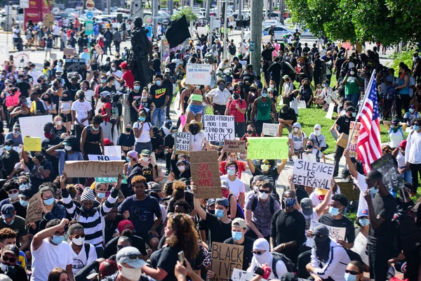 Miami Downtown, FL, USA - 31 MAGGIO 2020: Migliaia di persone nelle strade degli Stati Uniti partecipano alle manifestazioni contro il razzismo . — Foto Stock