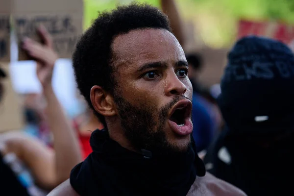 Miami Downtown, Florida, USA - 31. Mai 2020: George Floyd protestiert in Südflorida. Friedliche Märsche, Zusammenstöße mit der Polizei in Miami. Friedliche Märsche in der Innenstadt von Miami. Schwarzer Mann. — Stockfoto