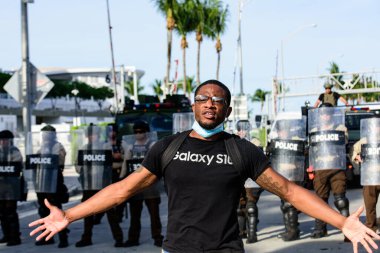 Miami Downtown, FL, ABD - 31 Mayıs 2020 Miami protestosu. Polis ve protestocular Florida 'da. Protestocular, George Floyd 'un protestoları için Miami şehir merkezinde toplandılar..