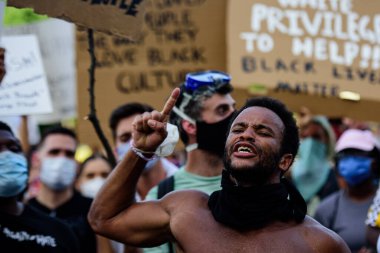 Miami Downtown, FL, ABD - 31 Mayıs 2020: Miami 'deki bir gösteri sırasında Afrikalı Amerikalı Protestocu.