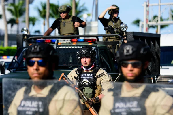 Miami Downtown, FL, ABD - 31 Mayıs 2020: Şiddet ve ırkçılığa karşı bir protesto sırasında Miami 'de polis ve ordu.