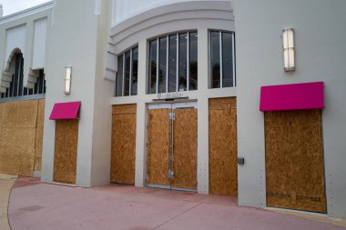 Miami Beach, FL, ABD - 7 Haziran 2020: T-mobil mağazası, ABD 'deki protestolar sırasında mağazaları hırsızlardan koruyor.