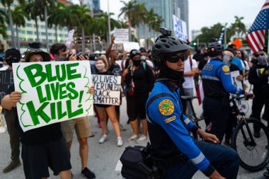 Miami, FL, ABD - 7 Haziran 2020 Miami protestosu. Florida 'da polis devriyesi ve protestocular. Protestocular, George Floyd 'un protestoları için Miami şehir merkezinde toplandılar..