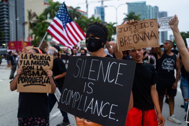 Miami, FL, ABD - 7 Haziran 2020 Sessizlik itaat posteridir. Breonna Taylor için adalet. Amerika 'da gösteriler ve George Floyd' un ölümünden sonra ırkçılığa karşı protestolar.