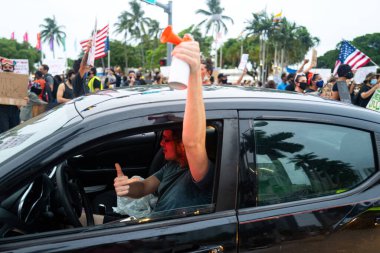 Miami, FL, ABD - 7 Haziran 2020: ABD 'de gösteriler ve George Floyd' un ölümünden sonra ırkçılığa karşı protestolar. İnsanlar protesto ediyor..