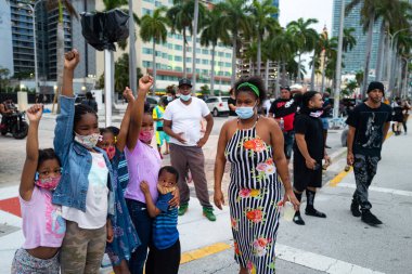 Miami, FL, ABD - 7 Haziran 2020: Çocuklu siyahi anne ABD 'de gösteri yapıyor ve George Floyd' un ölümünden sonra ırkçılığa karşı protestolar düzenliyor.