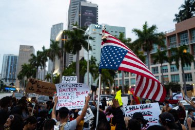 Miami, FL, ABD - 7 Haziran 2020: Siyahlara karşı sistemik ırkçılık bir dünya pandemik posteridir.