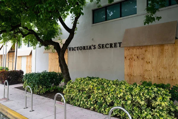 Miami Beach, FL, ABD - 7 Haziran 2020 Miami Beach 'teki Victorias sırrı mağaza önlerini hırsızlardan ve yağmacılardan korumaya çalış. Pencereleri kontrplak ile kaplamak tehlikeli parçalanmaları önleyebilir. Görüntü. — Stok fotoğraf
