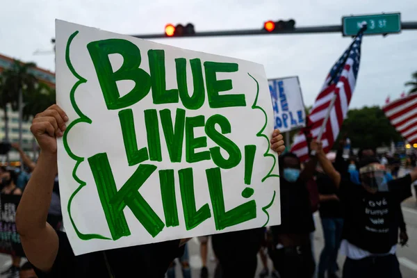 美国佛罗里达州迈阿密- 2020年6月7日：蓝色生命在美国举行的反种族主义示威中杀死海报。美国国内对乔治 · 弗洛伊德之死的和平抗议. — 图库照片