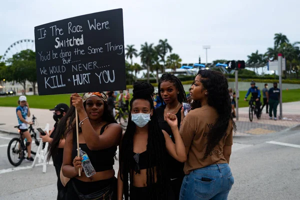 Miami, FL, USA - 7 JUIN 2020 : Femmes noires d'Amérique contre le racisme. Belles filles avec une affiche contre les meurtres sur les manifestations anti-racisme aux États-Unis . — Photo