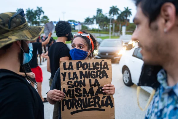 Miami, FL, USA - JUNI 7, 2020: Spanskt folk på demonstrationer i USA och protester mot rasism efter George Floyds död. Människors antirasism. — Stockfoto