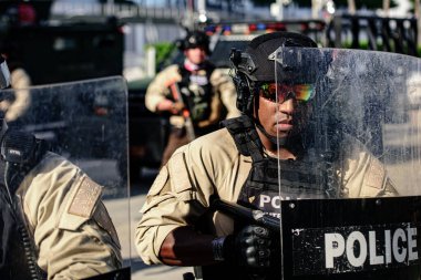 Miami Downtown, FL, ABD - 31 Mayıs 2020: Amerikan polisi ve askeri. Yakın plan fotoğraf portresi. Cesur adam..