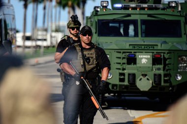 Miami Downtown, FL, ABD - 31 Mayıs 2020: ABD polisi. Silahlı bir polis. Silahlar ve polis memurları.