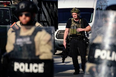 Miami Downtown, FL, ABD - 31 Mayıs 2020: mutlu polis memuru. Sivil Savunma. ABD Polisi.
