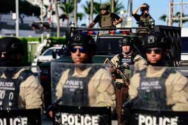 Miami Downtown, FL, ABD - 31 Mayıs 2020: ABD polis memurları ve askeri.