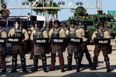 Miami Downtown, FL, ABD - 31 Mayıs 2020: polis memurları. İnsanları korumak için çalış. Polis kalkanları.