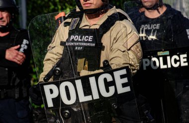 Miami Downtown, FL, ABD - 31 Mayıs 2020: Kalkanları olan ABD polisi. Terörizme karşı polis.