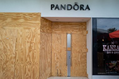 Pandora mağazası kontrplak dükkanının arkasında gizlidir. ABD 'deki soygunlar.